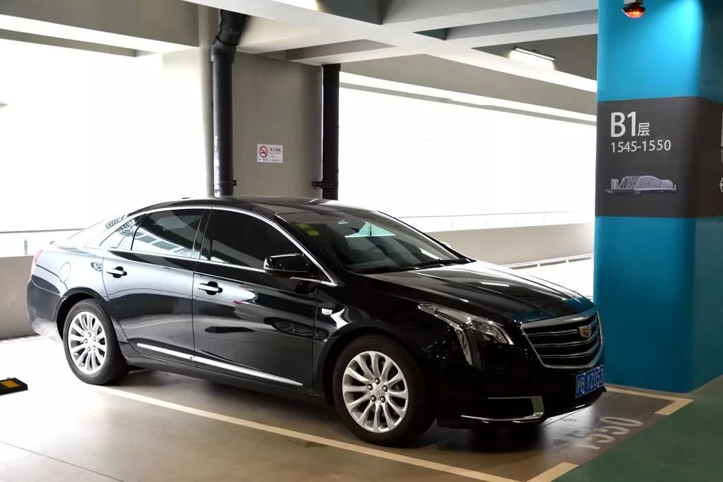 膨胀了、膨胀了！小俩口开着凯迪拉克豪车玩转上海滩！