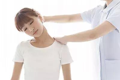 颈椎不适按摩穴位,颈椎按摩不当导致眼睛看不清