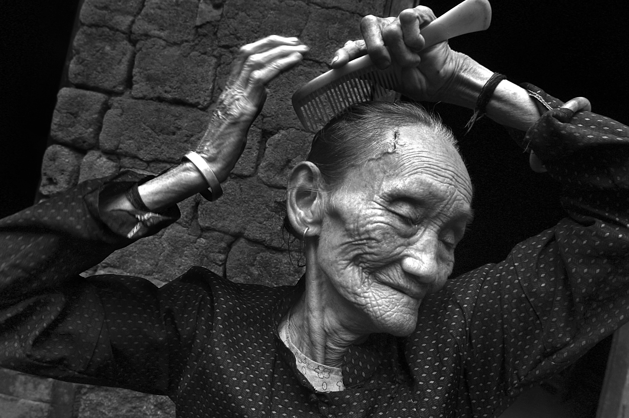 一百个人的口述实录006：要我脱掉裙子，我不肯，他们就扑上来扒