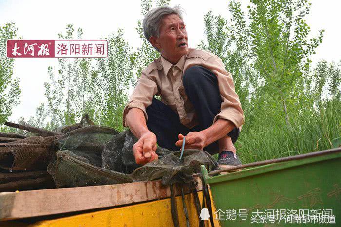 河南老人孤岛养鱼替儿还债：账本从不离身，天天啃馒头吃大蒜！