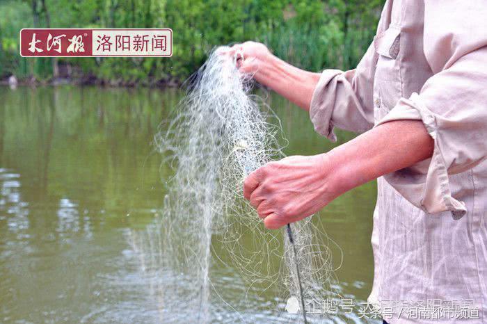 河南老人孤岛养鱼替儿还债：账本从不离身，天天啃馒头吃大蒜！