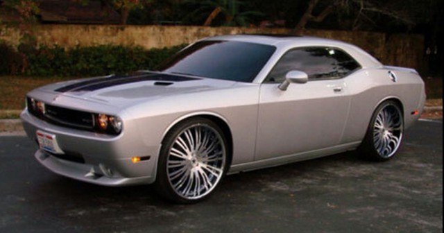 詹姆斯的天价合同,詹姆斯最近比赛开什么车