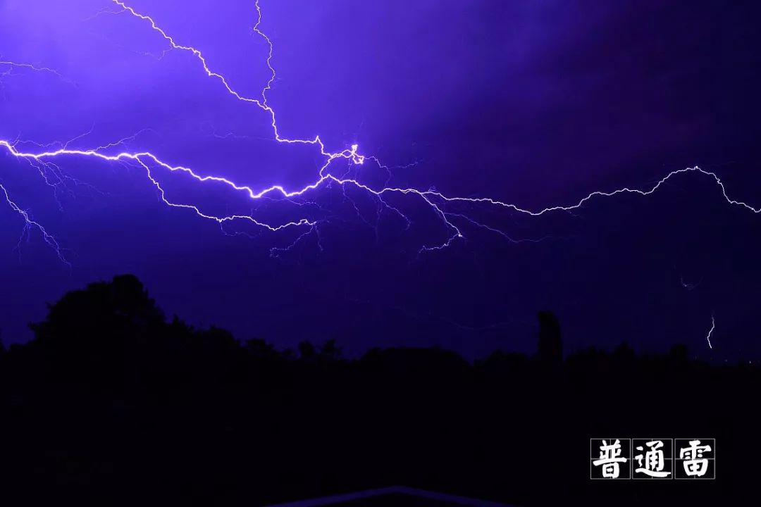 雷雨天能不能看电视呢,雷雨天可以看电视么