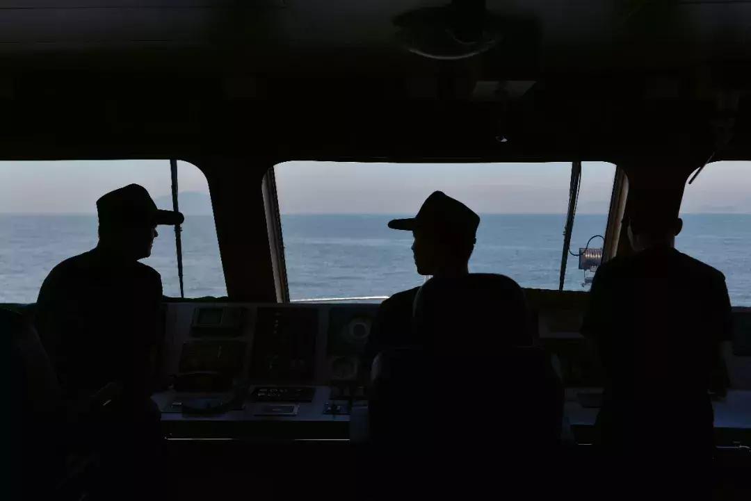 看！水警小哥哥们是怎样作业的！