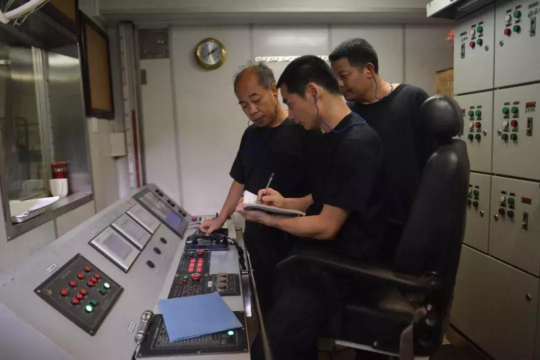 看！水警小哥哥们是怎样作业的！