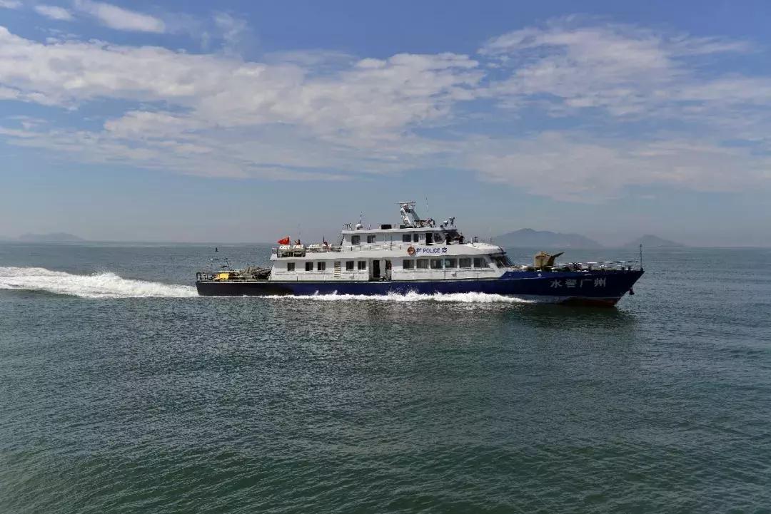 看！水警小哥哥们是怎样作业的！