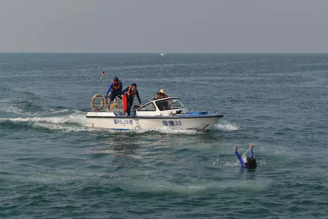 看！水警小哥哥们是怎样作业的！