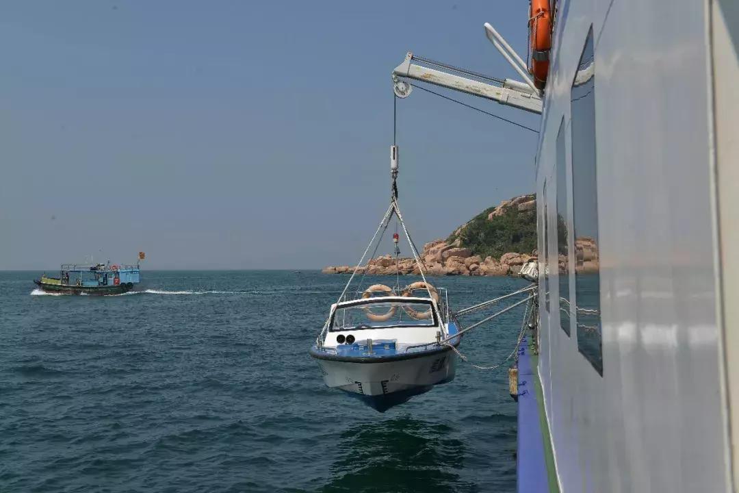 看！水警小哥哥们是怎样作业的！