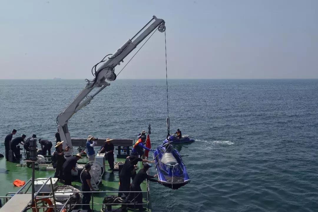 看！水警小哥哥们是怎样作业的！