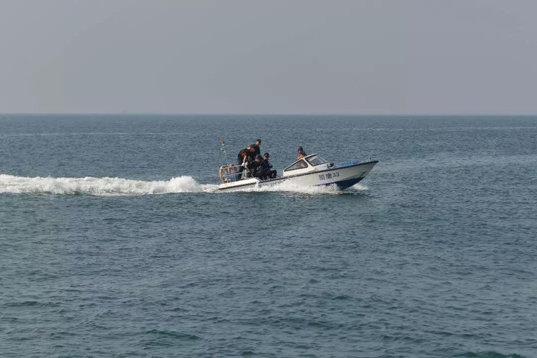 看！水警小哥哥们是怎样作业的！