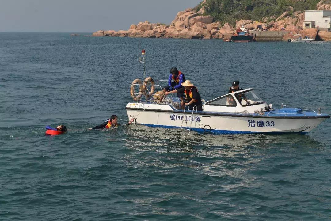 看！水警小哥哥们是怎样作业的！