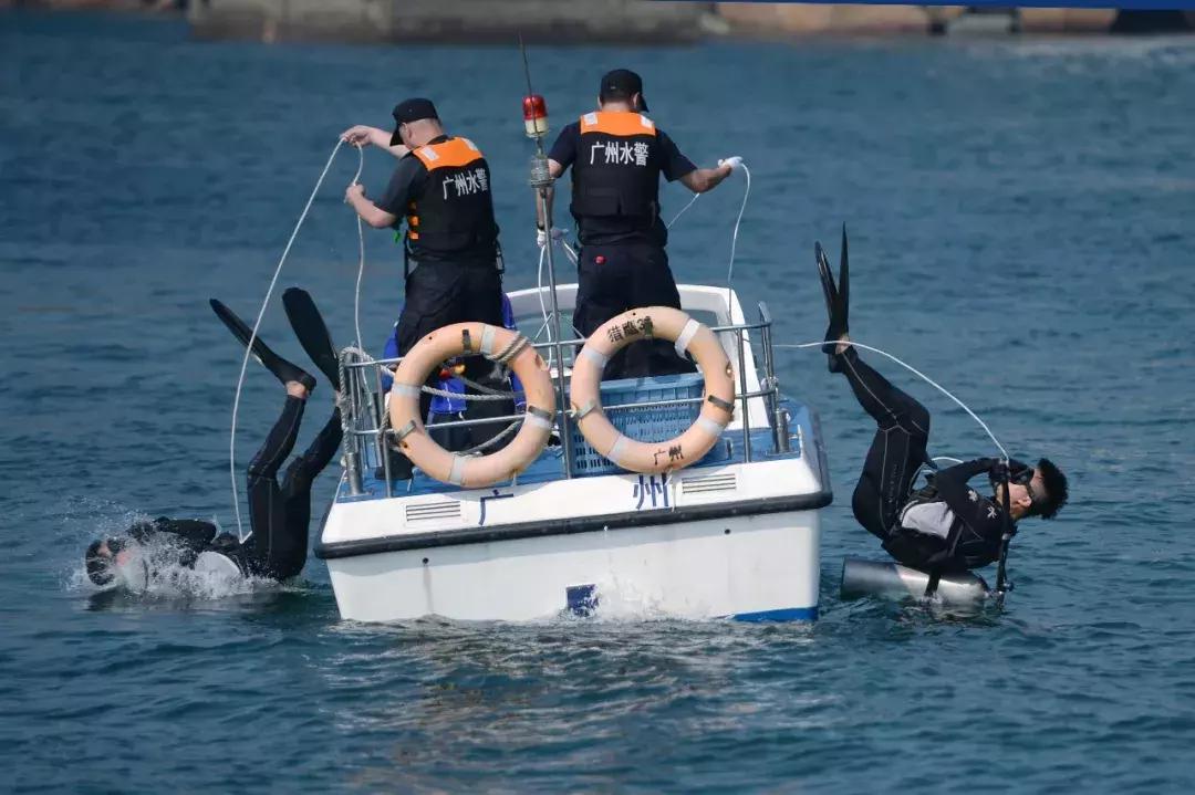 看！水警小哥哥们是怎样作业的！