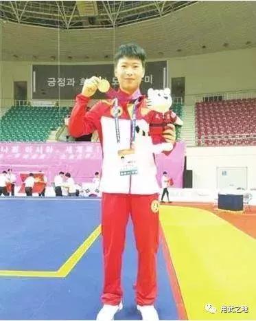 少林塔沟弟子对战泰拳第一人,18岁小伙打日本散打