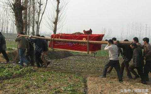 自家坟地旁有别人坟坑怎么处理,离住宅不远处有坟地怎么办