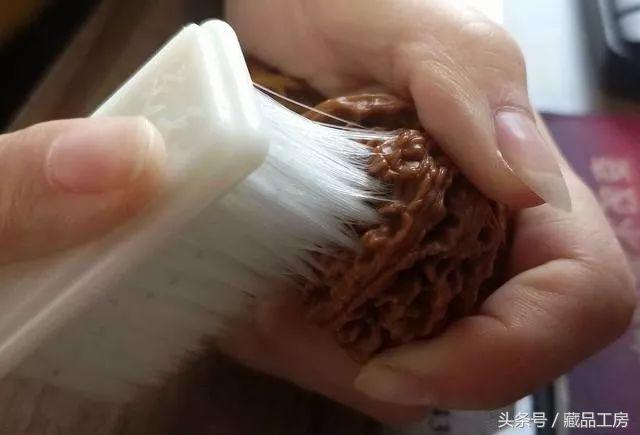 文玩核桃开青皮后发黑如何处理,文玩核桃发黑怎么可以清洗