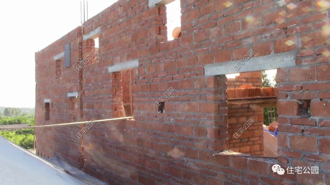 农村房子被台风吹倒可以重建吗,海南农村自建房被拆除