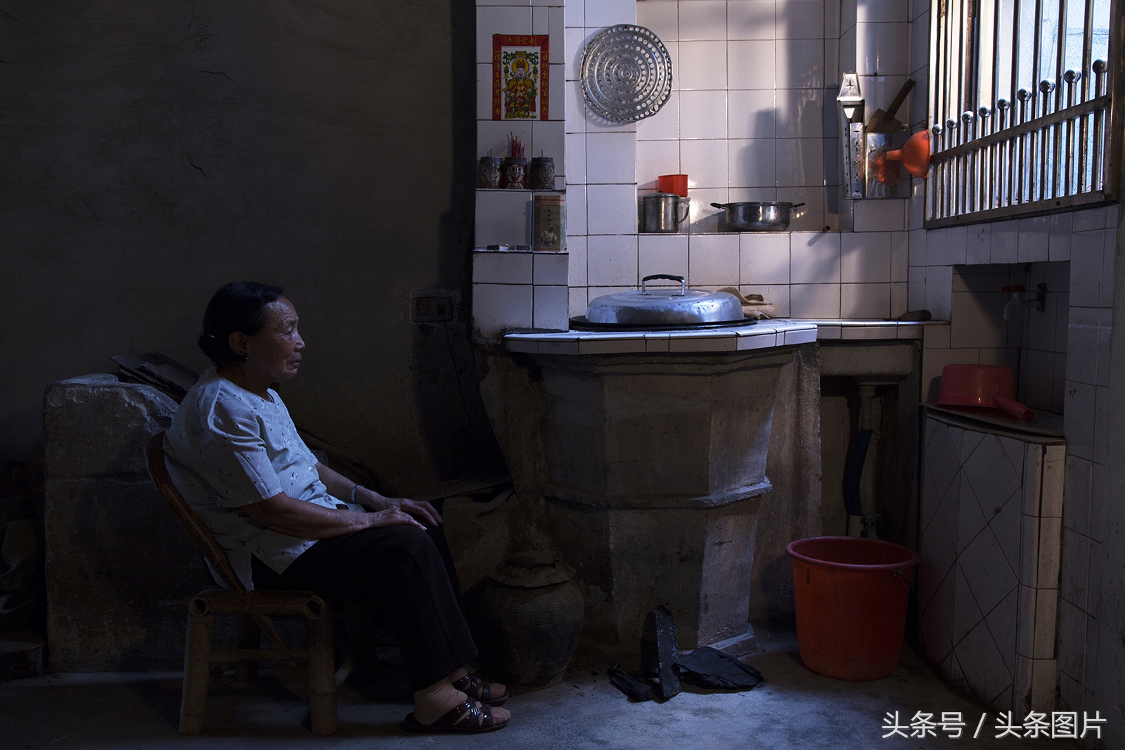 归来的*亡流**：留学法国的温州姑娘拍下了她寻不回的故乡