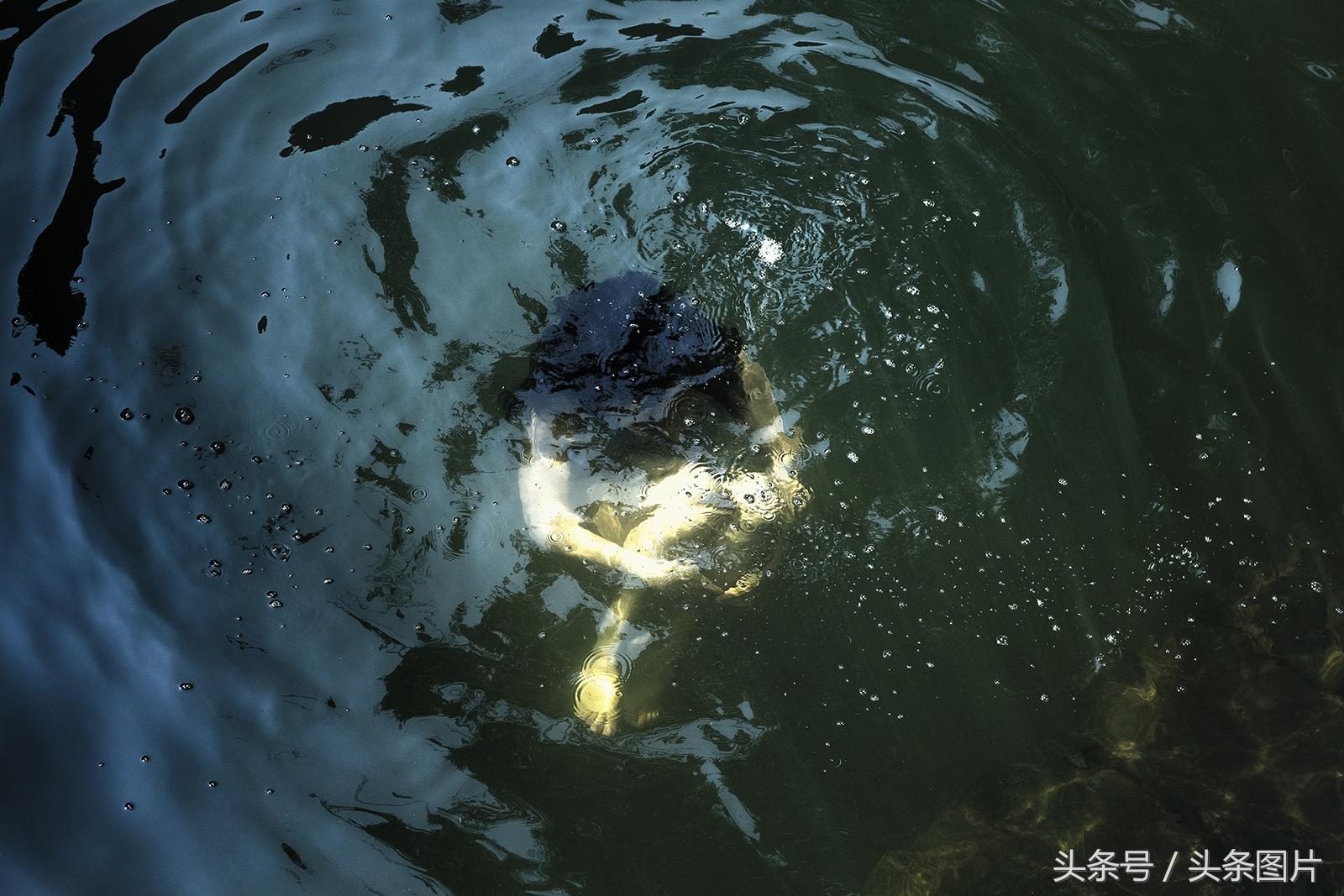 归来的*亡流**：留学法国的温州姑娘拍下了她寻不回的故乡