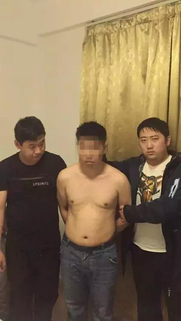 女大学生深夜宿舍开黄播！警方：她们觉得来钱快