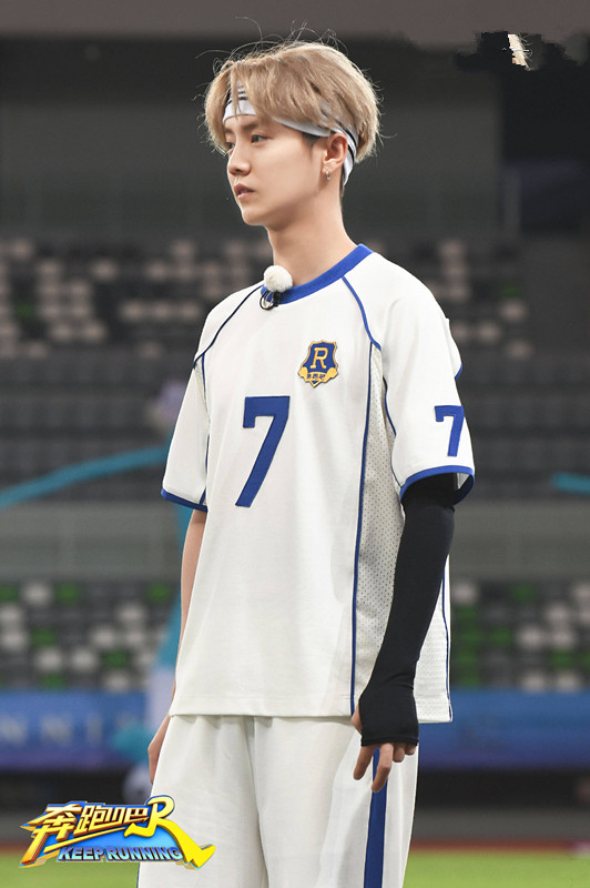 奔跑吧鹿晗穿霸王龙夹克,鹿晗奔跑吧足球视频