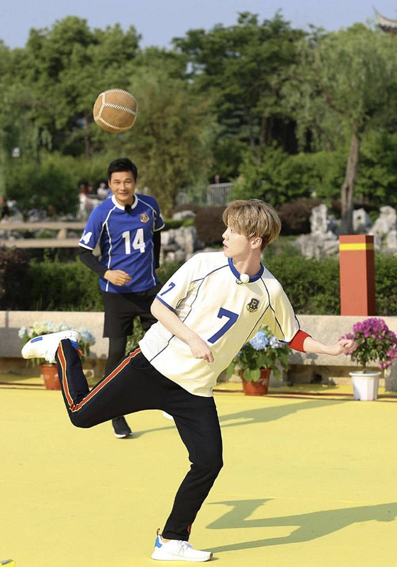 奔跑吧鹿晗穿霸王龙夹克,鹿晗奔跑吧足球视频