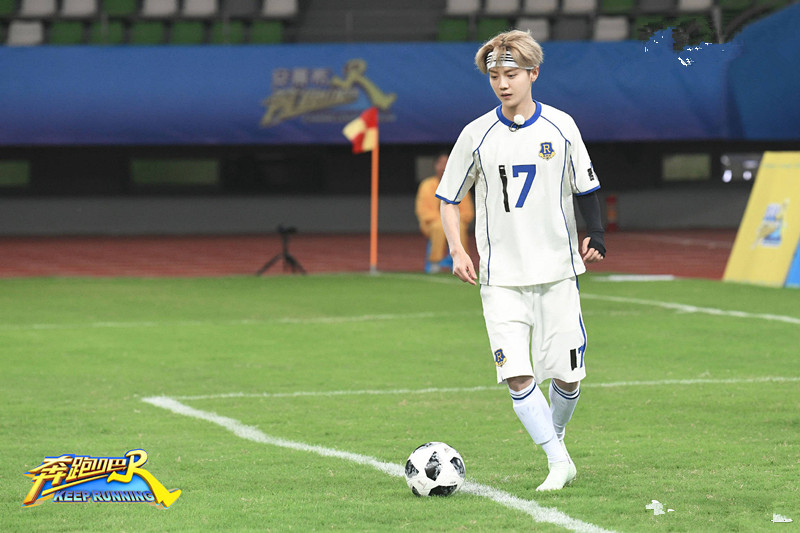 奔跑吧鹿晗穿霸王龙夹克,鹿晗奔跑吧足球视频