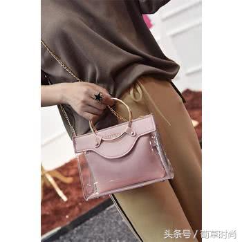 北方大妈洗澡堂专用包？PVC包包今年很“热”