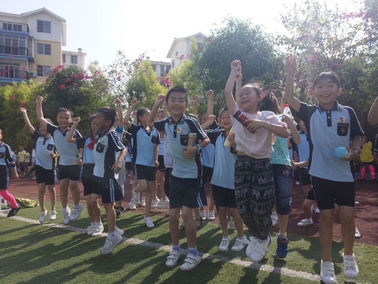 足球比赛活动主题校园足球,绿茵点亮梦想足球