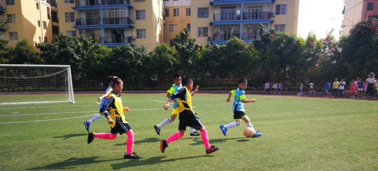 足球比赛活动主题校园足球,绿茵点亮梦想足球