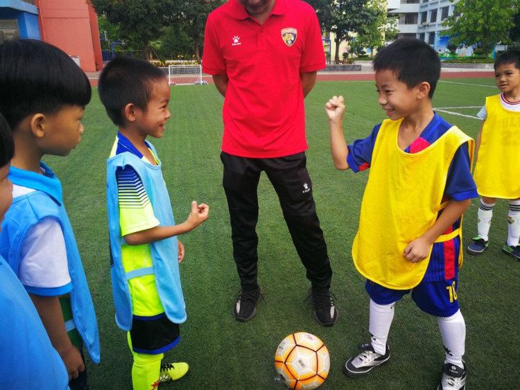 足球比赛活动主题校园足球,绿茵点亮梦想足球