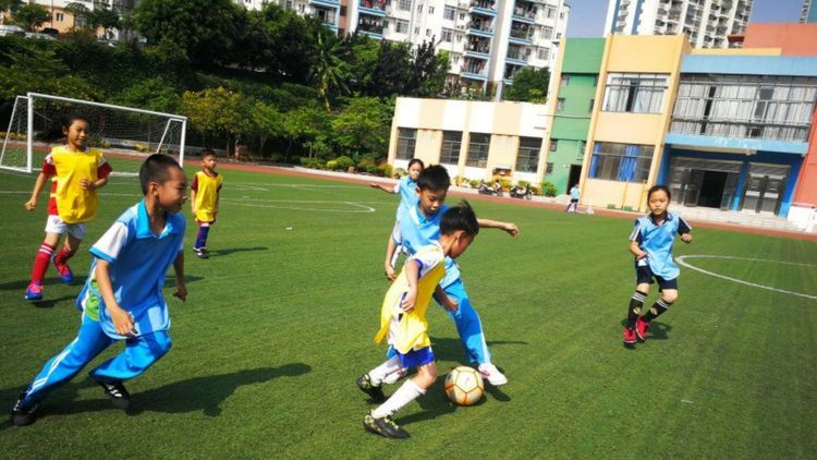 足球比赛活动主题校园足球,绿茵点亮梦想足球