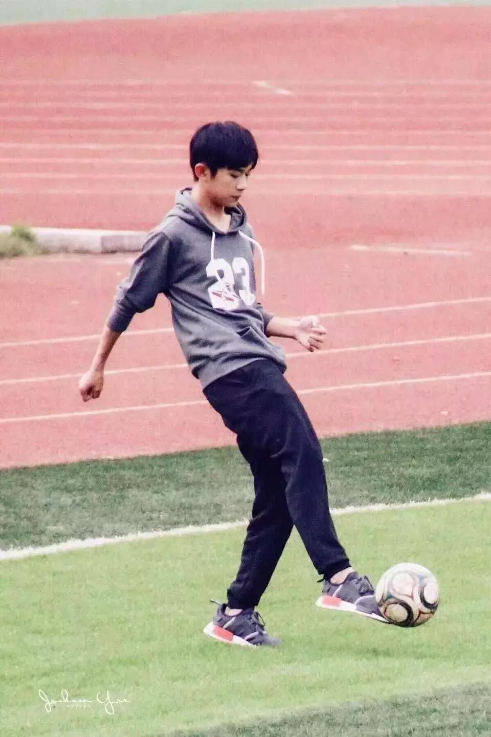 易烊千玺海报还有给的吗,易烊千玺世界杯