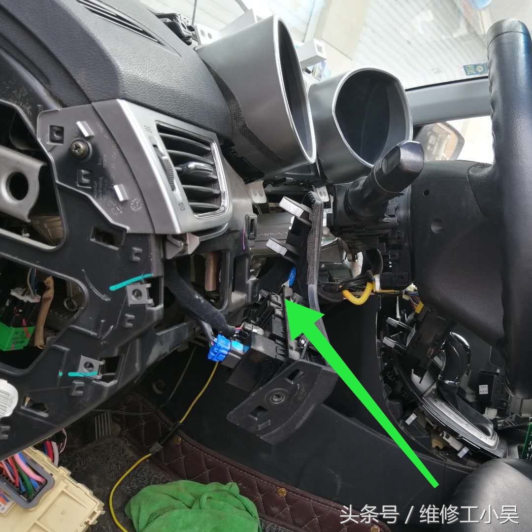 现代汽车近光灯不亮故障检查步骤,现代开着大灯突然不亮