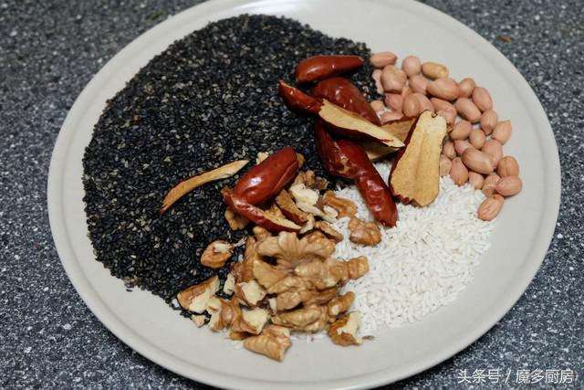 一碗自制黑芝麻糊,香浓美味营养好,常喝可强身健体、补脑益智!