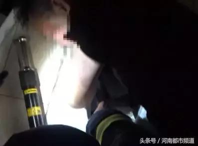 手机掉粪坑男子用手捡手机,手机掉马桶里的男人