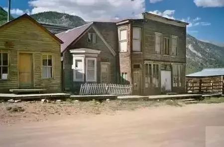 深山里发现荒无人烟的鬼城,欧洲无人小镇