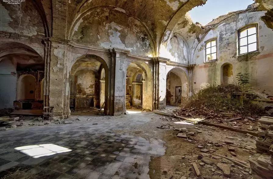 深山里发现荒无人烟的鬼城,欧洲无人小镇