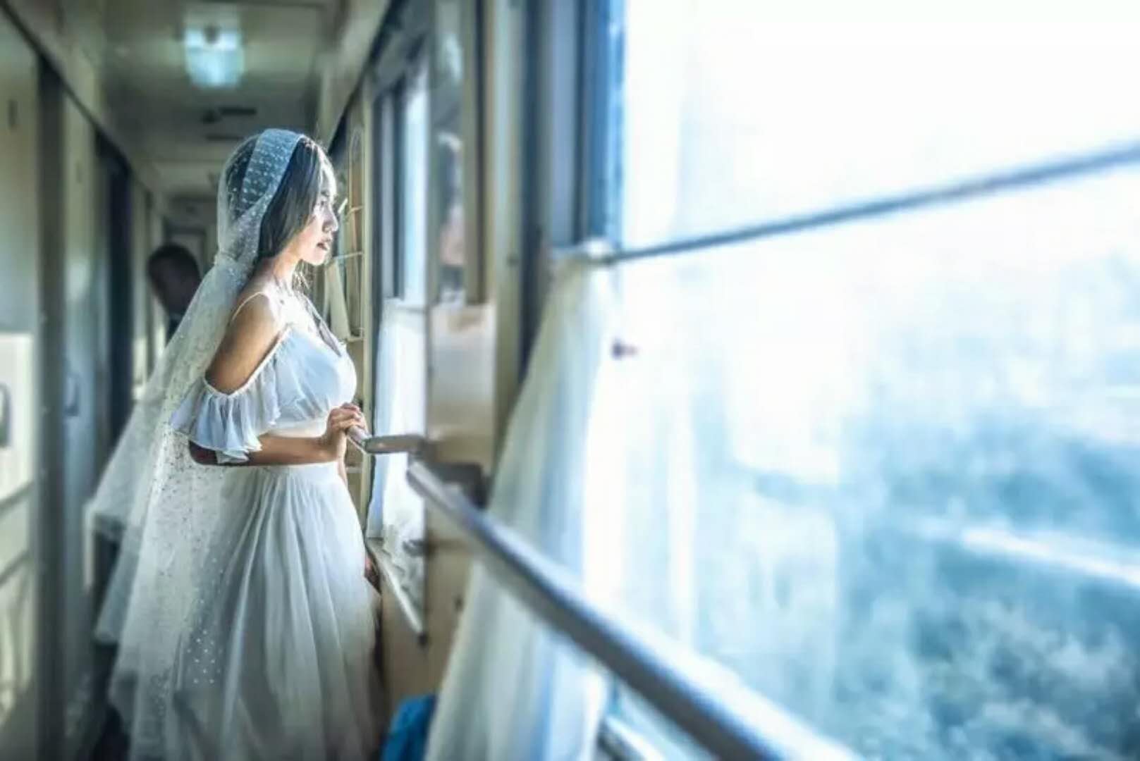 她在127小时的K3火车上拍婚纱照，看了三个国家的风景