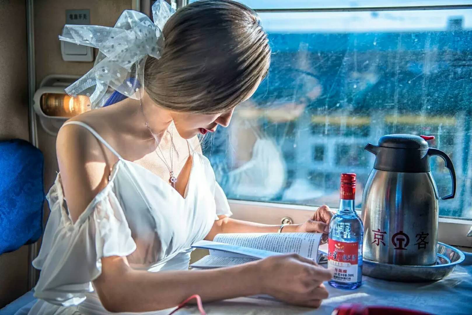 她在127小时的K3火车上拍婚纱照，看了三个国家的风景