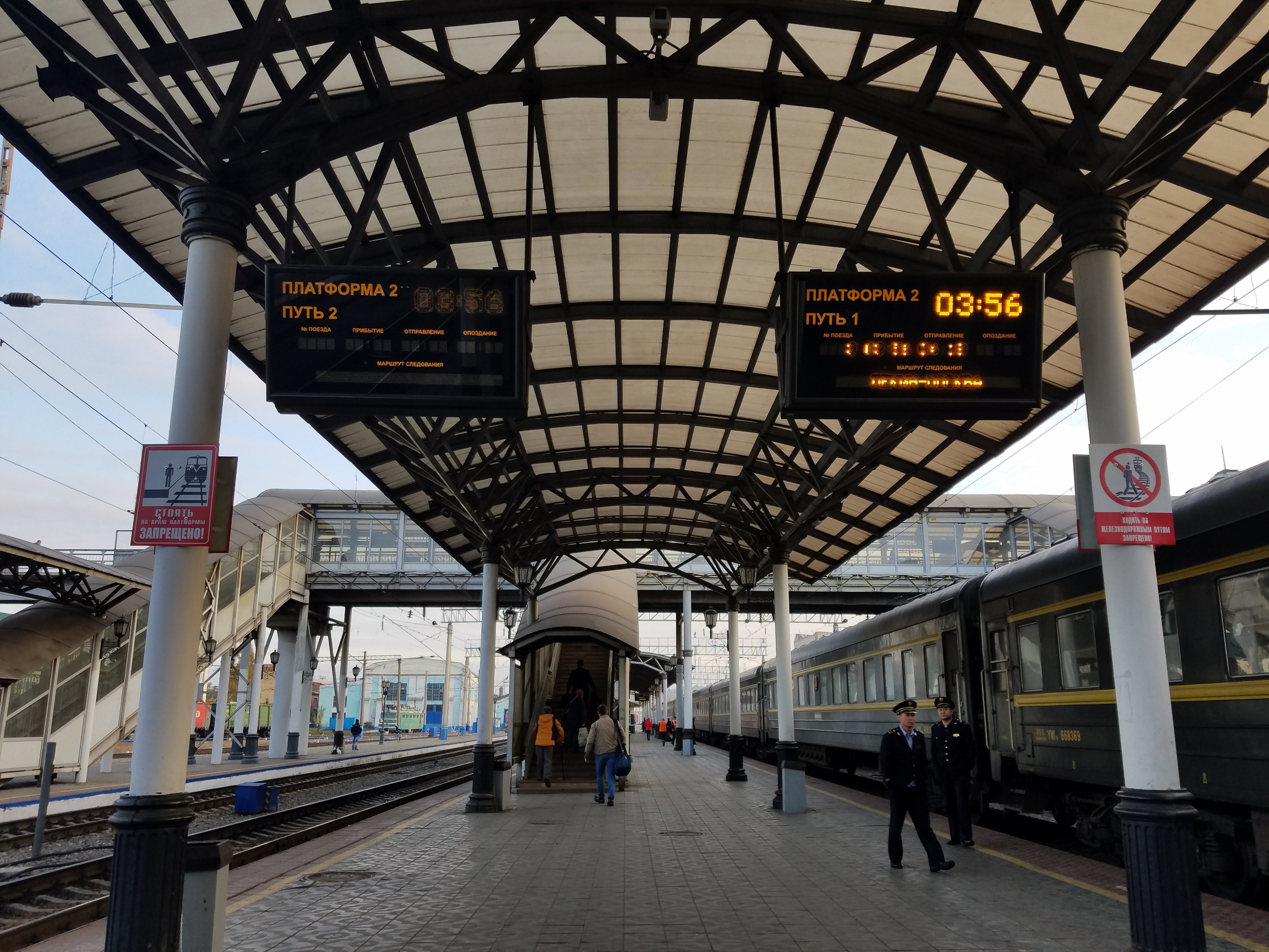 她在127小时的K3火车上拍婚纱照，看了三个国家的风景