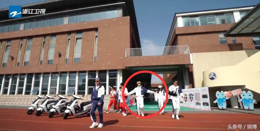 鹿晗踢足球名场面,鹿晗跟杨幂霸气出场