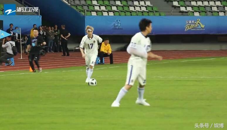 鹿晗踢足球名场面,鹿晗跟杨幂霸气出场