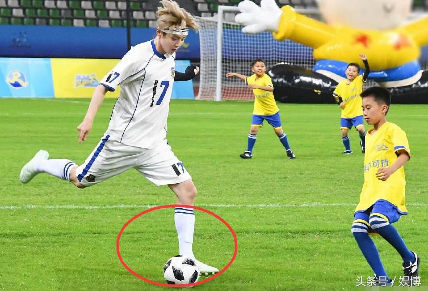 鹿晗踢足球名场面,鹿晗跟杨幂霸气出场