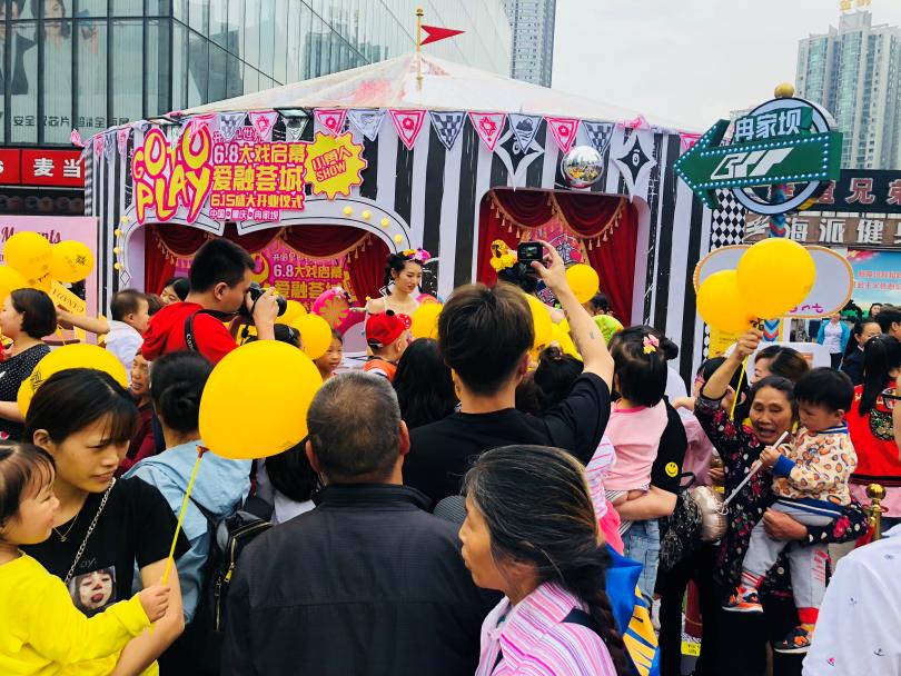 “魔幻气球屋”空降观音桥，朋友圈被粉色少女心一记暴击