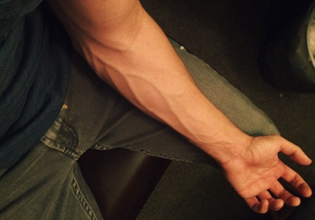 健身肌肉男手臂青筋,健身肌肉男腹肌涌动