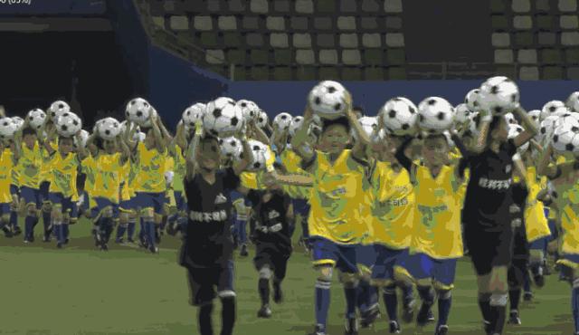 “我想和跑男团踢一场世界杯！”丨300个足球少年说