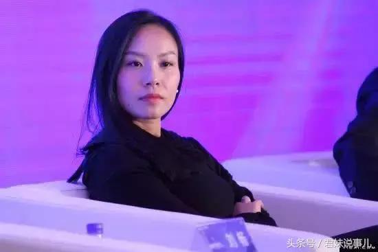 父亲二伯都是中国首富，怕被绑架不敢用真名，35岁才嫁给小导演