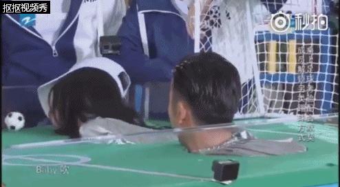奔跑吧兄弟杨幂和baby吹足球,跑男中angelababy碰到黄晓明