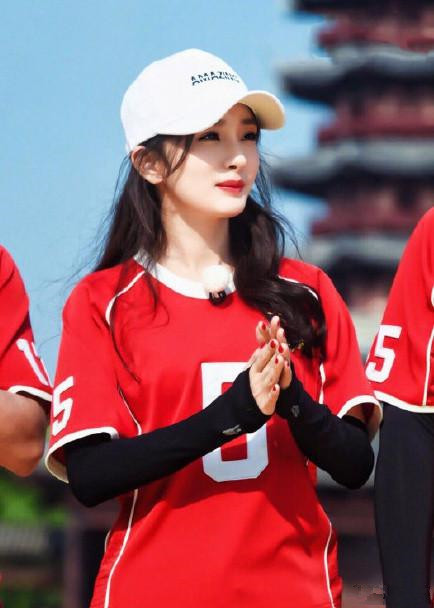 奔跑吧兄弟杨幂和baby吹足球,跑男中angelababy碰到黄晓明