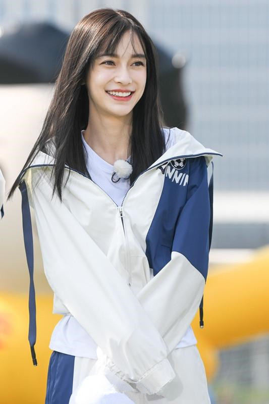 奔跑吧兄弟杨幂和baby吹足球,跑男中angelababy碰到黄晓明